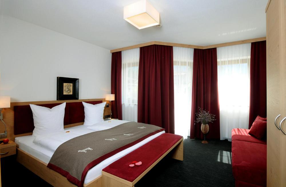 Aparthotel Jagdhof Ligedl Mayrhofen Zimmer foto