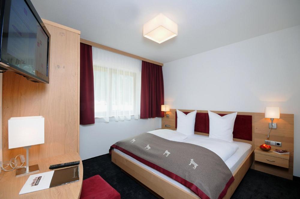Aparthotel Jagdhof Ligedl Mayrhofen Zimmer foto